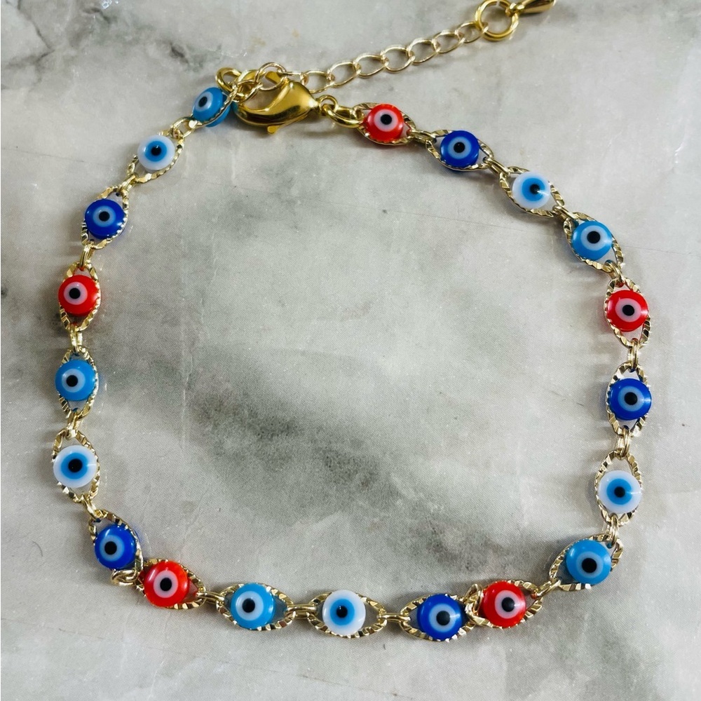 9in Oro Laminado Gold Ojo Multicolor Evil Eye Bracelet - Blue & Red Beads